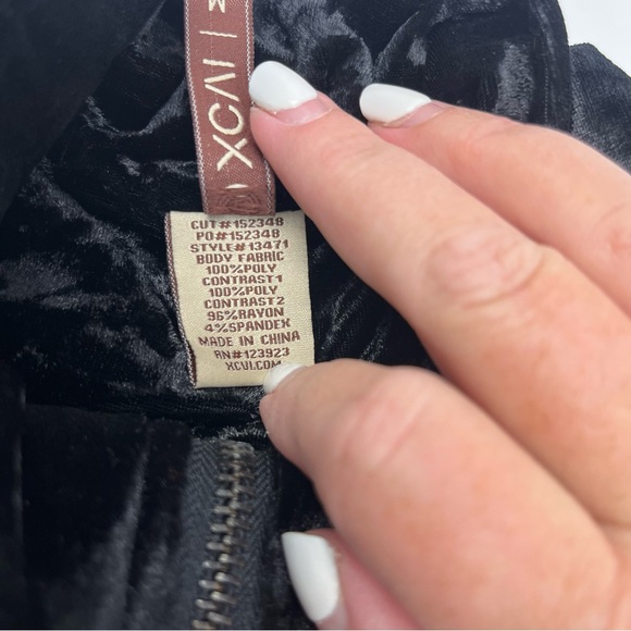 XCVI Puffa Jacket Women's Black Velvet Jacket Pockets Size Medium Full Zip - Picture 4 of 13